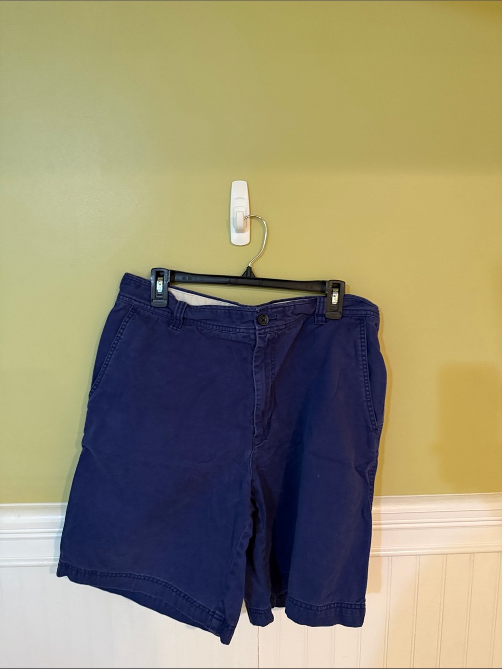 Izod Men's Size 34W Navy Flat-Front Cotton Shorts